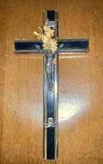Metalen kruisbeeld op hout, Antiek en Kunst, Antiek | Religieuze voorwerpen, Ophalen