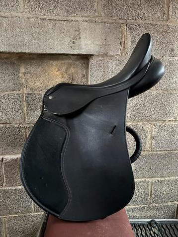 Wintec Veelzijdigheidszadel 17,5 inch beschikbaar voor biedingen
