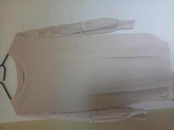 Long pull beige clair avec manches en dentelle  beschikbaar voor biedingen