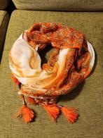 Lichte sjaal, oranje en wit, pauw motief en flosjkes., Kleding | Dames, Gedragen, Ophalen of Verzenden, Sjaal