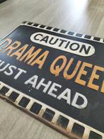 Metalen wandbord 'Caution Drama Queen Just Ahead', Huis en Inrichting, Ophalen of Verzenden, Zo goed als nieuw