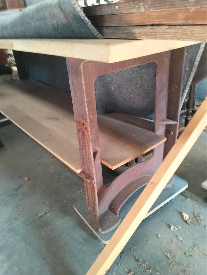 Eiken tafel op ijzeren onderstel, Huis en Inrichting, Tafels | Sidetables, Zo goed als nieuw, Ophalen