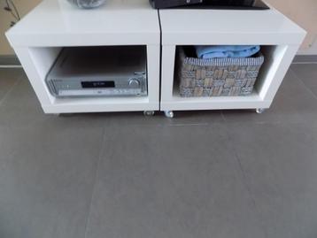 2 Ikea bijzettafeltjes beschikbaar voor biedingen