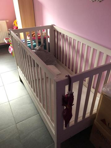 Verstelbaar babybed in wit hout  disponible aux enchères