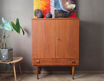 Vintage wandkastje in teakfineer beschikbaar voor biedingen
