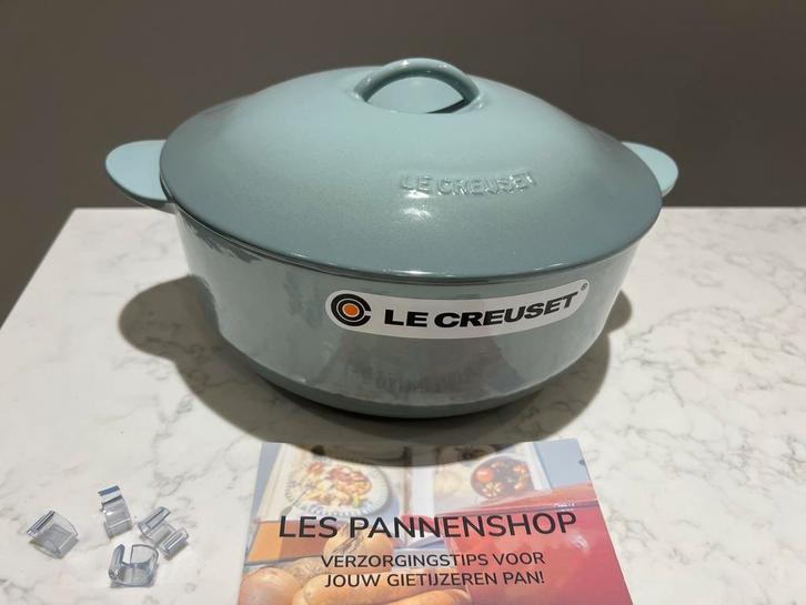 Nieuwe Le Creuset Legumier braadpan 24 cm Sea Salt, Huis en Inrichting, Keuken | Potten en Pannen, Nieuw, Koekenpan of Braadpan
