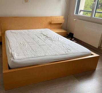 Malm tweepersoonsbed 160x200 cm met nachtkastje beschikbaar voor biedingen