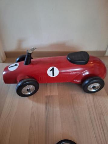 Speelgoedauto rood vintage look beschikbaar voor biedingen