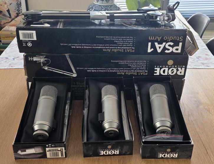 Drie RODE Broadcaster microfoons met drie PSA1 studio armen, Muziek en Instrumenten, Microfoons, Zo goed als nieuw, Studiomicrofoon