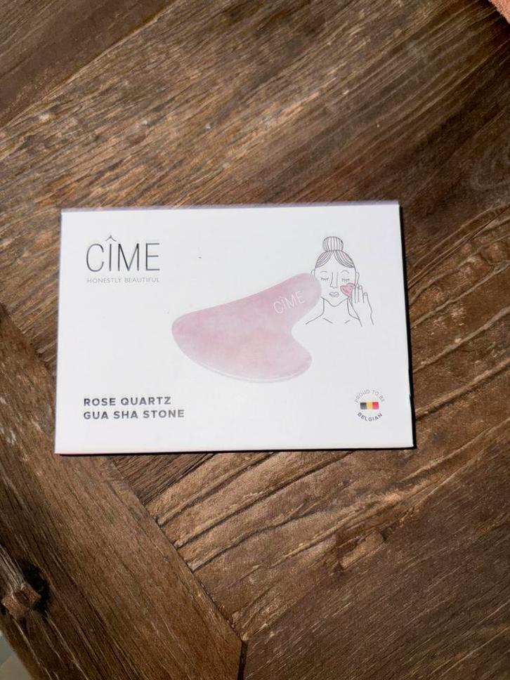 Rozenkwarts Gua Sha Steen NIEUW!!!🥳GOED BOD=Weg👍👍, Handtassen en Accessoires, Uiterlijk | Cosmetica en Make-up, Nieuw, Accessoires