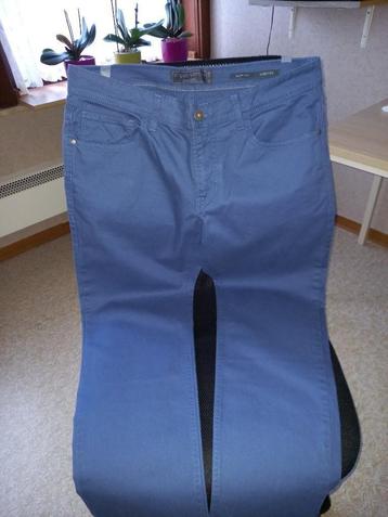 Nieuwe jeansbroek nieuw hemd nieuw gilet nieuw tshirt  beschikbaar voor biedingen