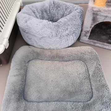 Twee kattenmanden en krabpaal beschikbaar voor biedingen
