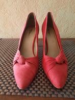 Tamaris rode daim schoenen 39, Kleding | Dames, Schoenen, Tamaris, Pumps, Ophalen of Verzenden, Zo goed als nieuw