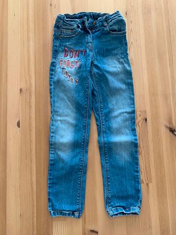 Lot des vetements (fille 6-7 ans) beschikbaar voor biedingen