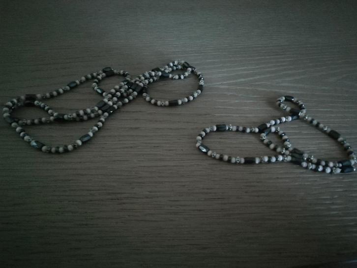 ketting en armband met magneten, Bijoux, Sacs & Beauté, Colliers, Comme neuf, Synthétique, Autres couleurs, Réglable, Enlèvement ou Envoi