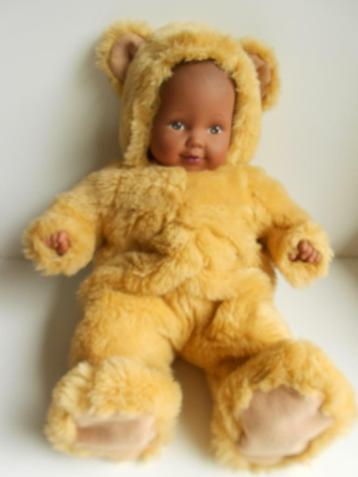 Mooie pop in berenvacht beschikbaar voor biedingen