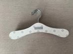 Houten kleerhangers voor kinderkleding pootjes Pericles, Kinderen en Baby's, Ophalen of Verzenden, Zo goed als nieuw