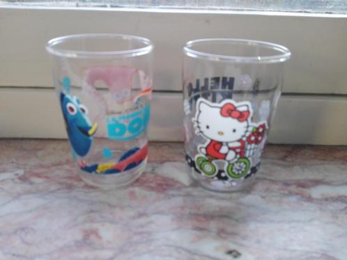 Lot de 2 verres AMORA Hello Kitty et Dory (Nemo), Collections, Verres & Petits Verres, Comme neuf, Autres types, Enlèvement ou Envoi