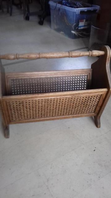 houten krantenbak beschikbaar voor biedingen