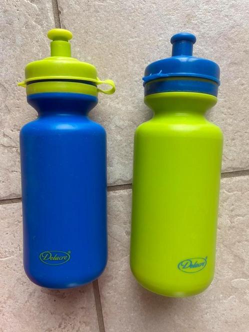 Lot de 2 petits bidons / gourdes Delacre - vert et bleu - ne, Kinderen en Baby's, Overige Kinderen en Baby's, Zo goed als nieuw