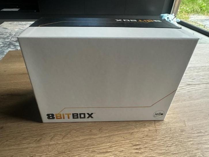 Bordspel - 8Bit Box incl rare extra spel, Hobby en Vrije tijd, Gezelschapsspellen | Bordspellen, Zo goed als nieuw, Drie of vier spelers