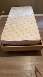 Eenpersoonsbed 200 x 90 cm met lattenbodem en matras, Huis en Inrichting, Ophalen, 90 cm, Zo goed als nieuw, 200 cm