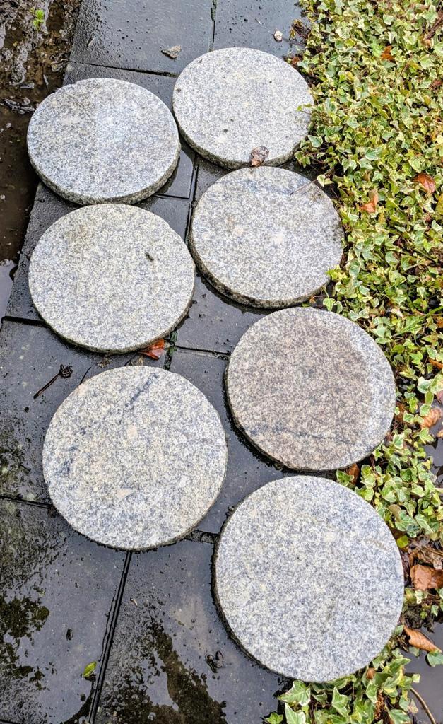 7 vlakke granieten stapstenen (ruwe en gladde zijde), Tuin en Terras, Grind, Keien en Split, Gebruikt, Graniet, Ophalen