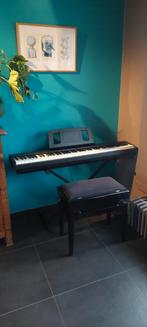 Piano merk Roland met pianostoeltje en pedaal, Enlèvement, Comme neuf, Noir, Piano
