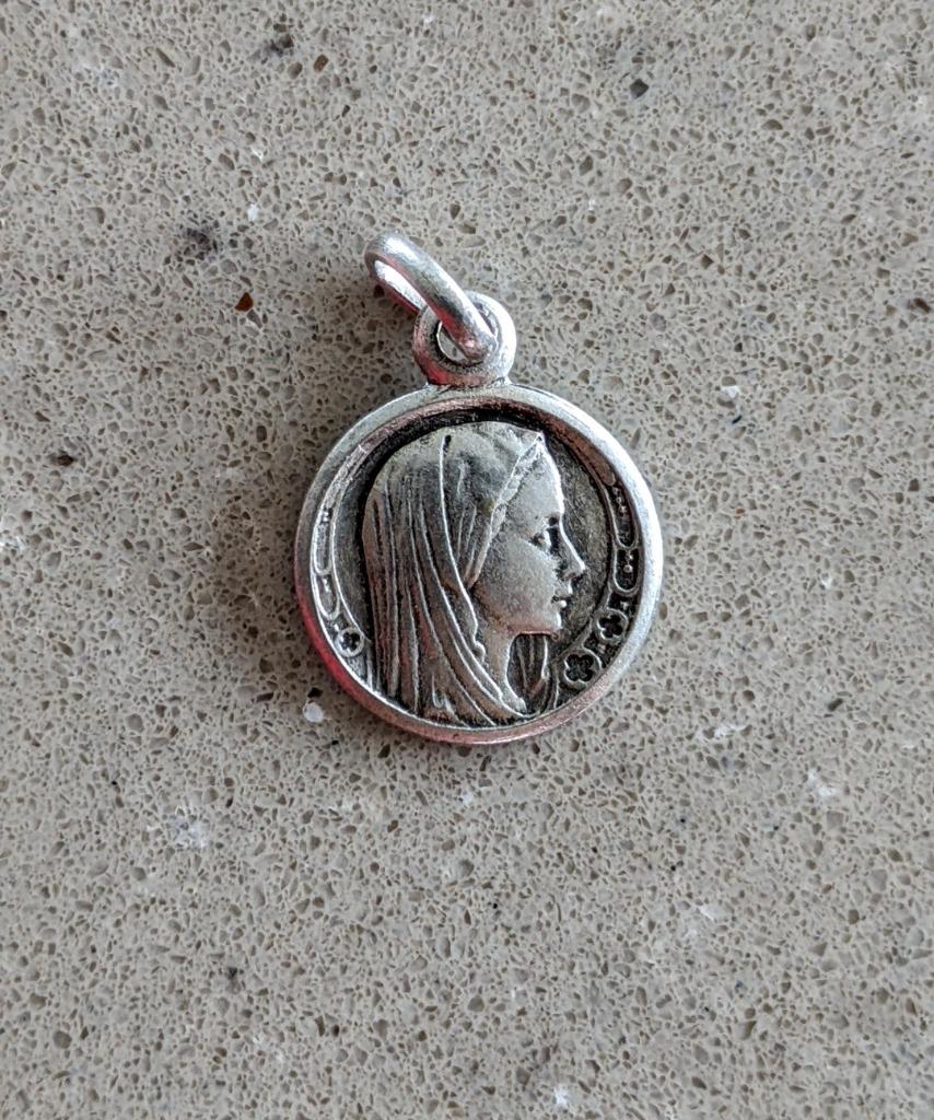 Medaillon van Maagd Maria - Lourdes, verzilverd., Ophalen of Verzenden, Nieuw, Sieraad, Christendom | Katholiek