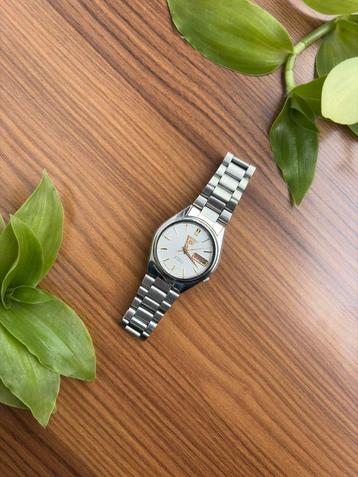 **Vintage Seiko 5 Automatisch Horloge – Wit / Goudaccenten** beschikbaar voor biedingen