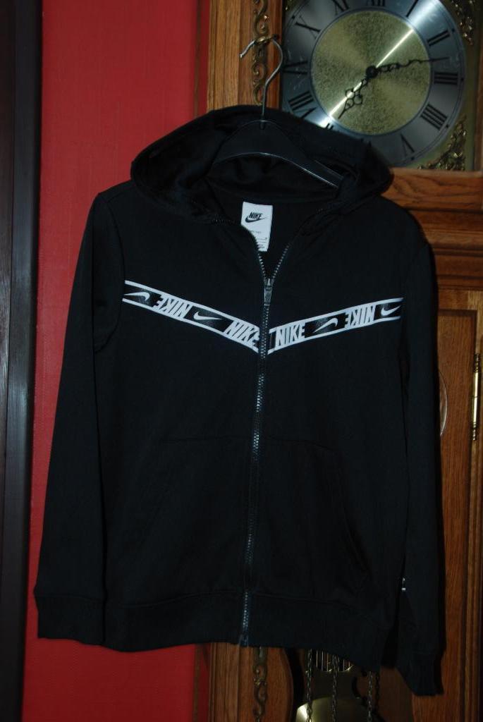 Trainingspak voor sport met capuchon „Nike” zwart T140, Kinderen en Baby's, Kinderkleding | Maat 140, Zo goed als nieuw, Jongen