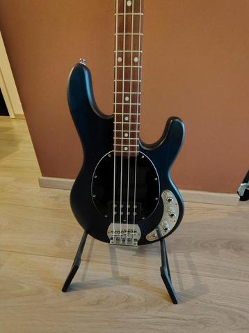 Sterling Ray4 trans blue satin, Musique & Instruments, Instruments à corde | Guitares | Basses, Enlèvement, Neuf, Électrique