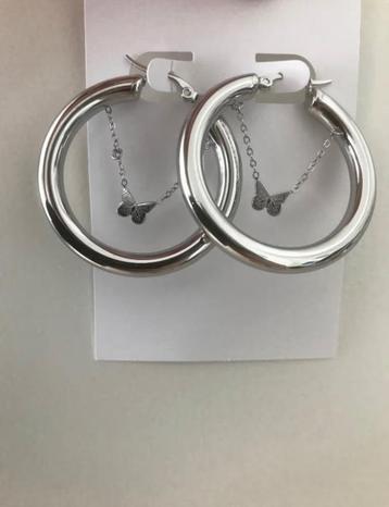 Leuke zilvere oorbellen hoops beschikbaar voor biedingen