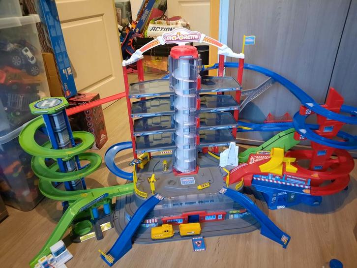 Circuit majorette super city garage, Enfants & Bébés, Jouets | Circuits, Utilisé, Circuit, Autres marques, À monter soi-même, Enlèvement