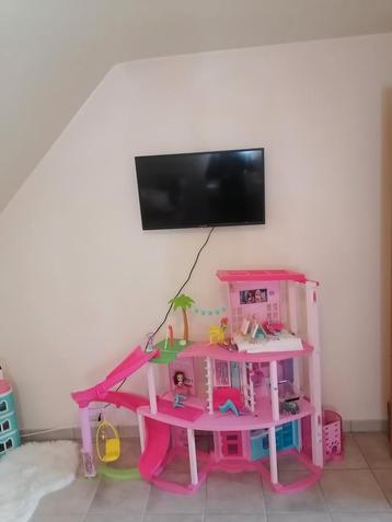 Barbie huis met extra barbiepoppen en auto 1m br x 1m05 hoog beschikbaar voor biedingen