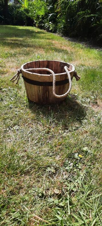 Houten overpot beschikbaar voor biedingen