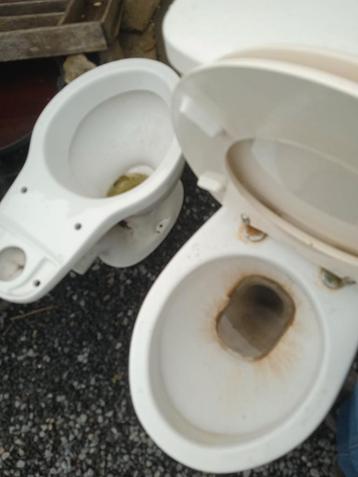 2 gratis staande toiletten...1 achter...1 onderuitgang beschikbaar voor biedingen