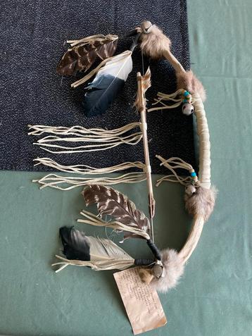 Gebedsboog met echte veren en huiden beschikbaar voor biedingen