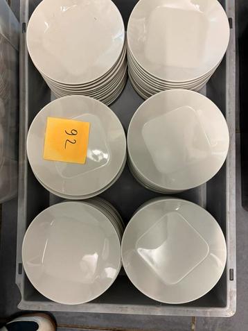 À VENDRE – Lot de 92 petites assiettes à dessert – 92 € beschikbaar voor biedingen