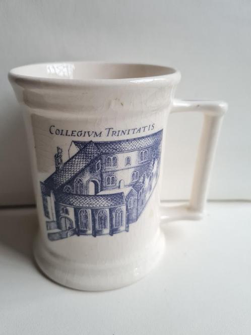 Grande tasse vintage Collegium Trinitatis - Trinity College, Antiquités & Art, Antiquités | Céramique & Poterie, Enlèvement ou Envoi