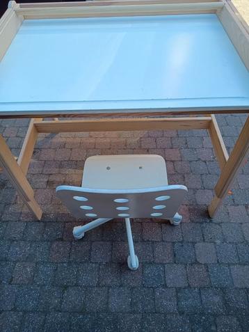 Kinderbureau + stoel beschikbaar voor biedingen