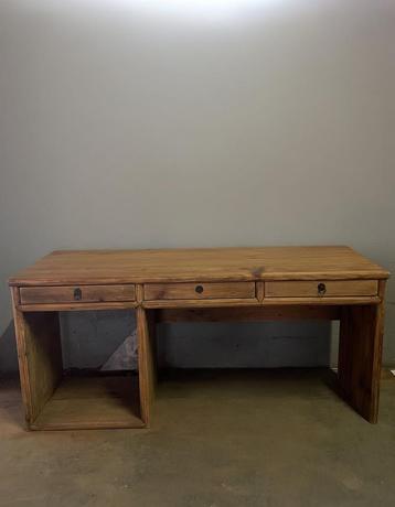 Houten bureau beschikbaar voor biedingen