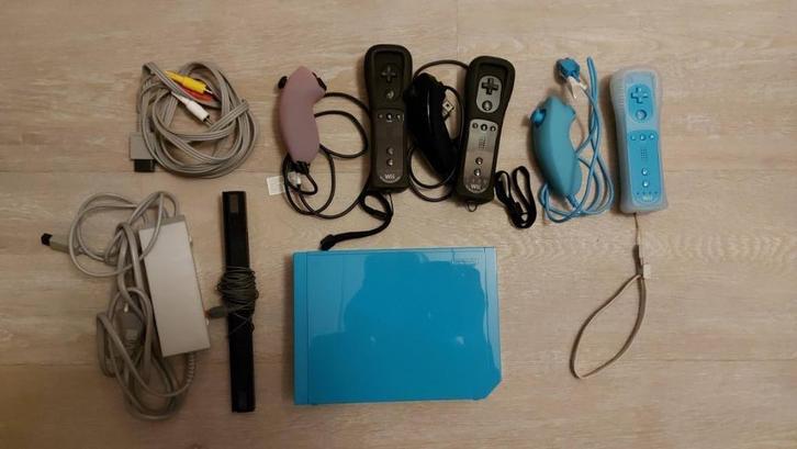 Nintendo Wii bleue + 3 manettes + accessoires + 8 jeux, Games en Spelcomputers, Spelcomputers | Nintendo Wii, Gebruikt, Met 3 controllers of meer