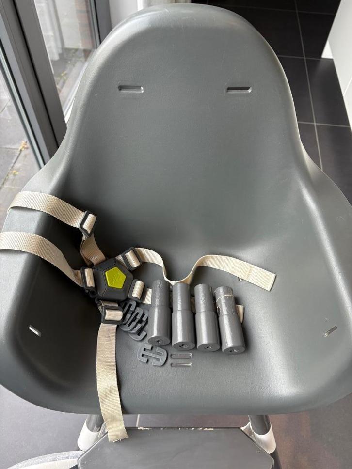 Childhome kinderstoel te koop, Kinderen en Baby's, Kinderstoelen, Meegroeistoel, Aanschuifbaar, Afneembaar eetblad, Gordel(s)