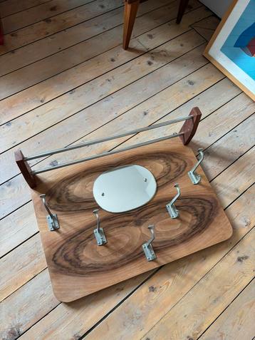 Vintage kapstok in walnoot met spiegel beschikbaar voor biedingen