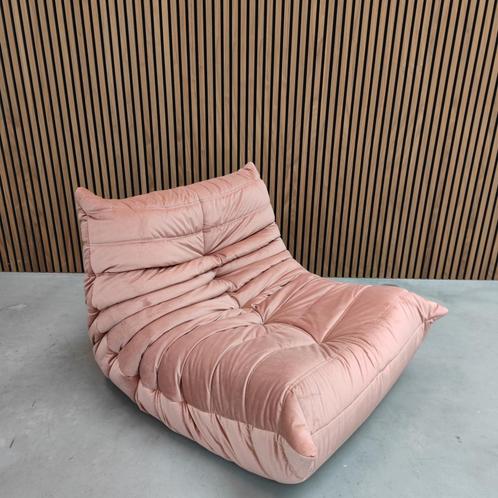 Ligne Roset togo - eenzits roze Velvet, Antiek en Kunst, Antiek | Meubels | Stoelen en Sofa's, Ophalen of Verzenden