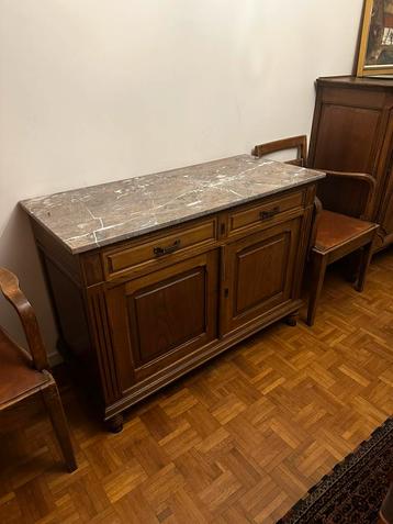 Antieke commode met marmeren blad beschikbaar voor biedingen