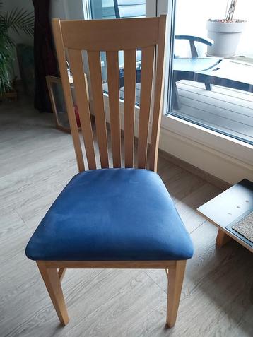 8 lichte eikenhouten stoelen  beschikbaar voor biedingen