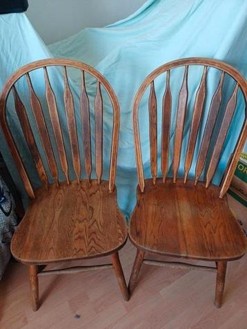 2 chaises en bois beschikbaar voor biedingen