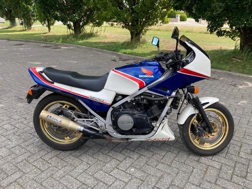 HONDA VF 750 F R15 INTERCEPTOR RIJDT PERFECT !, Motoren, Motoren | Oldtimers, Super Sport, meer dan 35 kW, 4 cilinders, Motorrijbewijs A